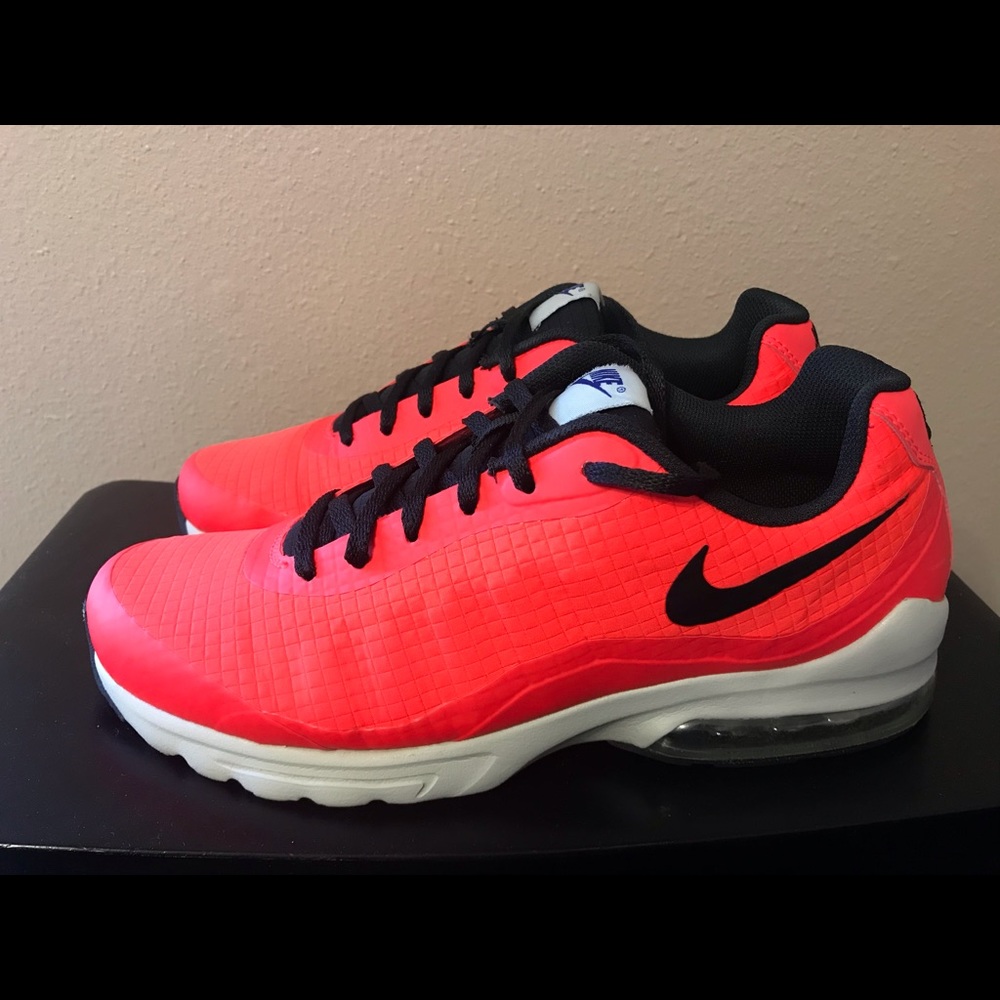 NIKE Airmax Invigor